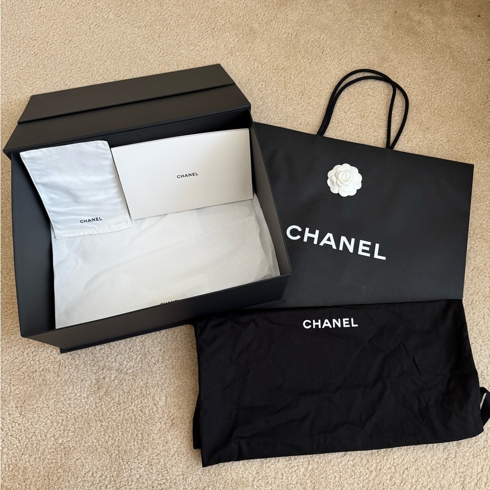 CHANEL Black and White Accessory Packaging - Picture 3 of 11